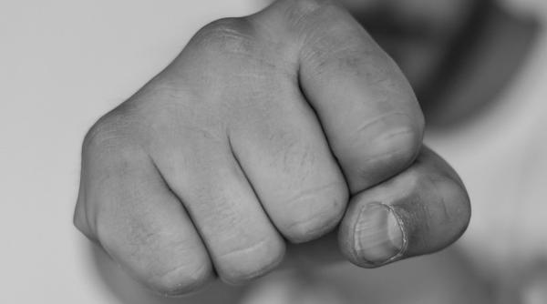 pitesti  doi barbati si o femeie au facut scandal de mai multe ori in aceeasi noapte  s a lasat cu politie