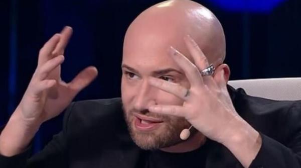 revolta la iumor concurenta imbracata doar cu masti de protectie mihai bendeac uluit nu esti deloc sexy s a nenorocit lumea