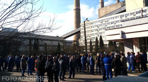 tensiune maxima in valea jiului sute de mineri asteapta in curtea ceh rezultatul negocierilor de la bucuresti