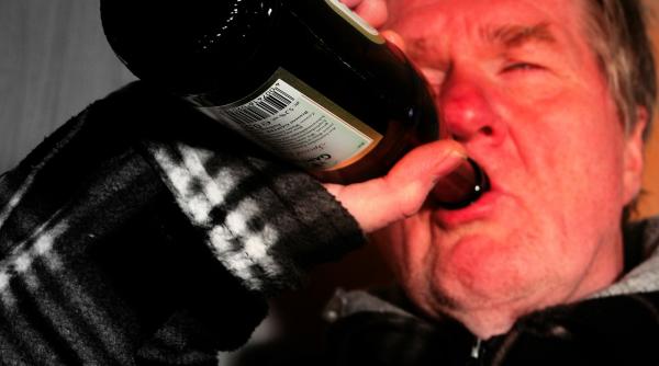 un barbat beat a cazut cu capul de autobuzul aflat in statie la suceava