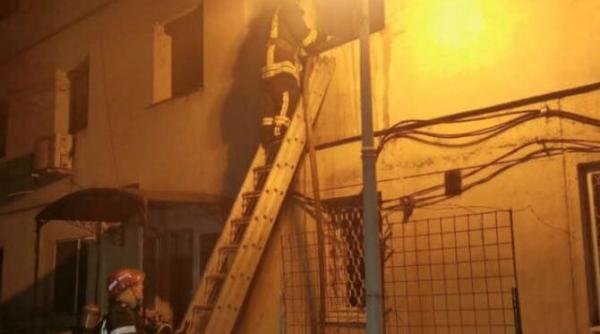 bloc evacuat la galati in urma unui incendiu o femeie s a intoxicat cu fum