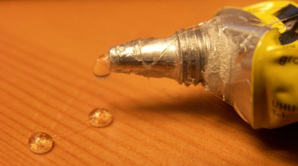 cum cureti superglue ul de pe maini haine si sticla metode simple si eficiente