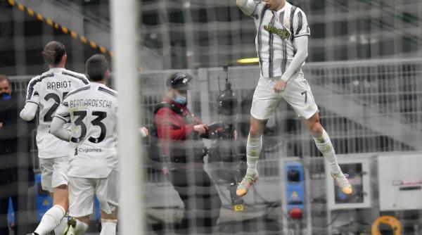 dubla lui ronaldo decisiva in juventus crotone starul portughez a fost one man show video