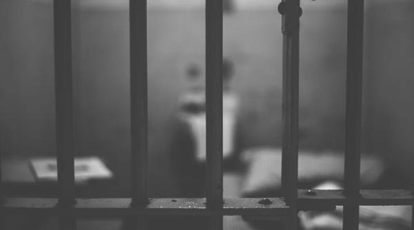 inchisoare cu executare pentru un fost primar care a ordonat incendierea locuintei unui jurnalist decizie in prima intanta