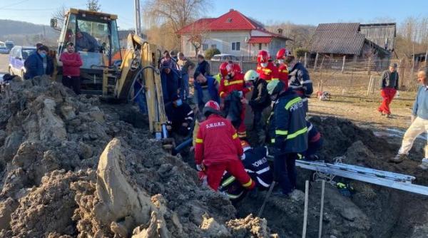 muncitor prins sub un mal de pamant interventie urgenta a pompierilor