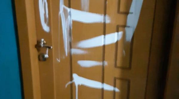 scandal intre vecine aplanat de jandarmi s au certat pe rufele puse la uscat cealalta i a vopsit usa de la intrare