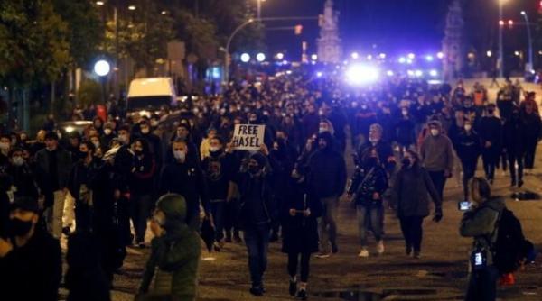 spania a saptea noapte de manifestatii la barcelona dupa arestarea rapper ului pablo hasel