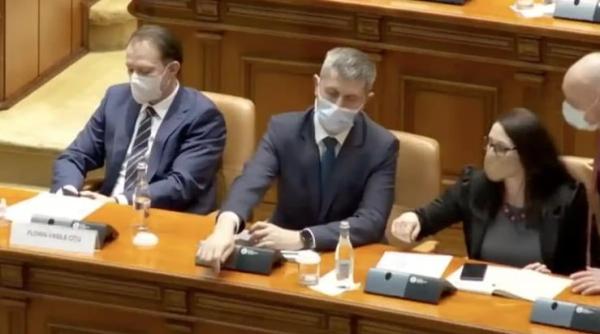 val valcu comentariu tare dupa faza cu barna si ochelarii