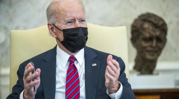 joe biden si a adus cei doi caini ai sai in biroul oval foto