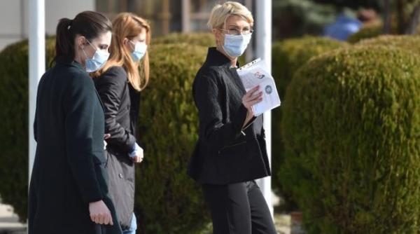 raluca turcan anunta ca minerii isi iau joi salariile cand primesc restantele pentru transport si bonuri de masa