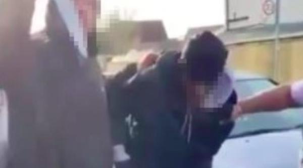 un adolescent de 13 ani din londra fura telefoane cu ajutorul unui cutit urias