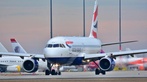 aterizare cu emotii la cluj un avion s a lovit de un stol de pasari
