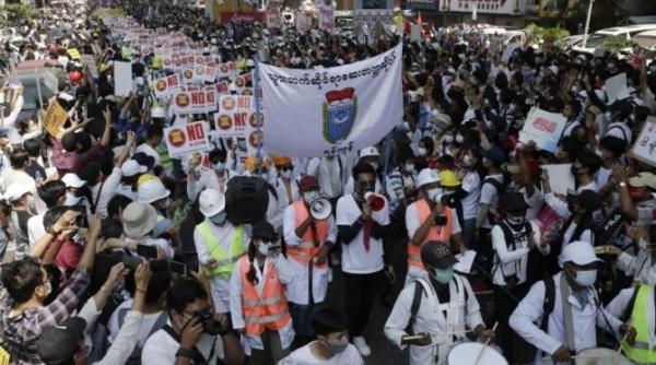 facebook si instagram au blocat conturile armatei din myanmar reteaua este sinonima cu internetul in aceasta tara