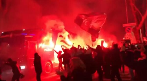 nebunie pe strazile din bergamo mii de tifosi au facut spectacol inainte de atalanta real madrid din champions league video