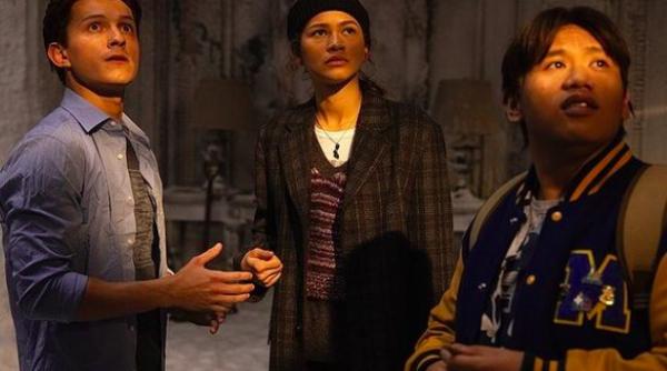 spider man no way home cu tom holland in rol principal apare in cinematografe inainte de craciun