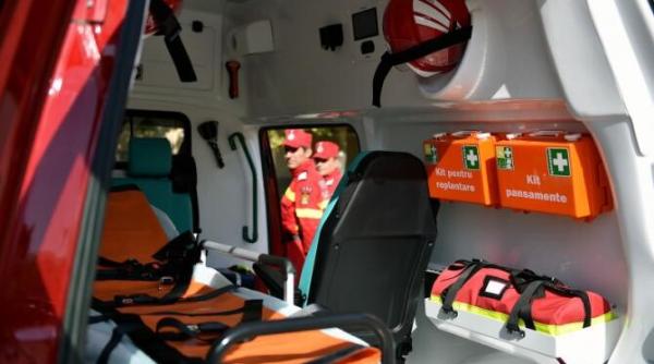 botosani ambulanta lovita de masina in timp ce transporta un pacient covid