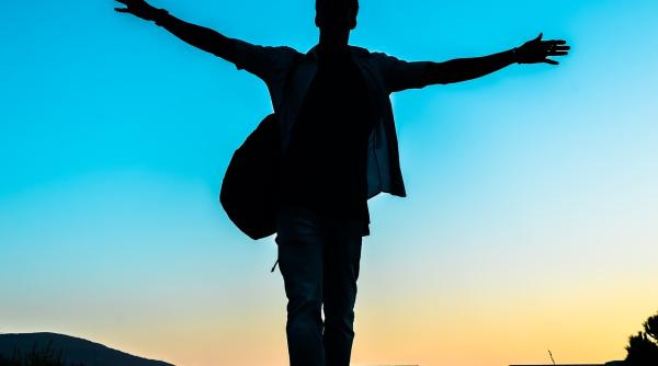 o fetita cazuta de la etajul 12 a fost prinsa in brate de un trecator in vietnam video