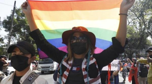 polonia femeile care au combinat o icoana cu sfanta fecioara maria cu simboluri lgbt scapa de acuzatii