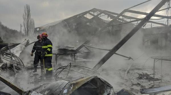un cort de evenimente din prahova  distrus intr un incendiu violent