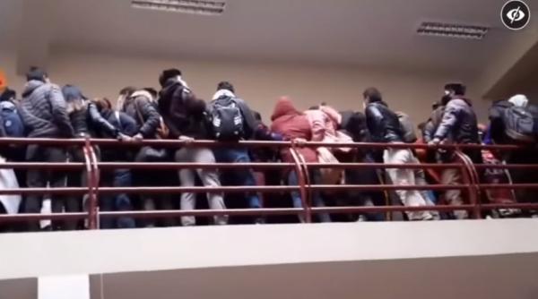 cel putin sapte studenti au murit dupa ce au cazut in gol la o universitate din bolivia video