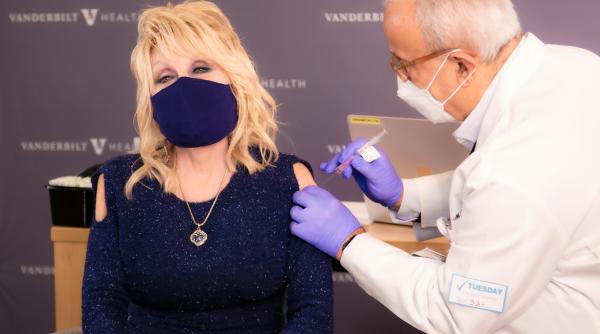 dolly parton s a vaccinat pe ritmurile unui hit parodiat chiar de catre ea ce mesaj a transmis vedeta muzicii country