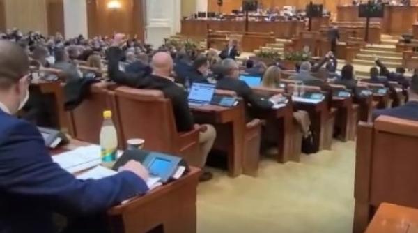 parlamentari psd si aur prinsi in flagrant la votul pe buget votau la doua maini hotie este al noualea vot pe care l dati la doua cartele