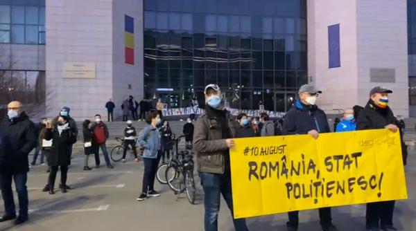 protest in fata tribunalului dupa decizia privind dosarul 10 august