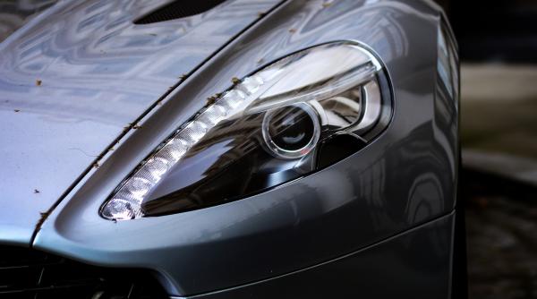 aston martin si a prezentat primul sau bolid de formula 1 din ultimii 60 de ani video