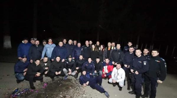 petrecere cu conffeti si sampanie dar fara masca de protectie jandarmii au sfidat regulile chiar in fata unitatii video