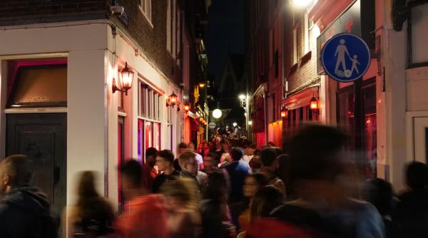 un galatean amator de droguri a aplicat metoda loverboy si a exploatat mai multe tinere