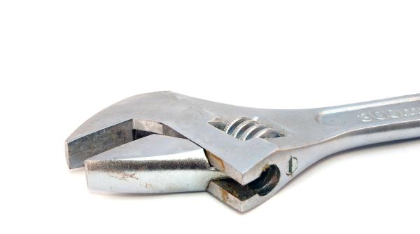 un tanar a fost lovit in cap cu o cheie franceza dupa o polemica pe teme religioase