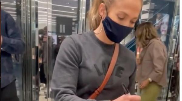 fenomenal cum arata jennifer lopez fara machiaj la 51 de ani foloseste produse pe baza unui ingredient pe care oricine il are acasa