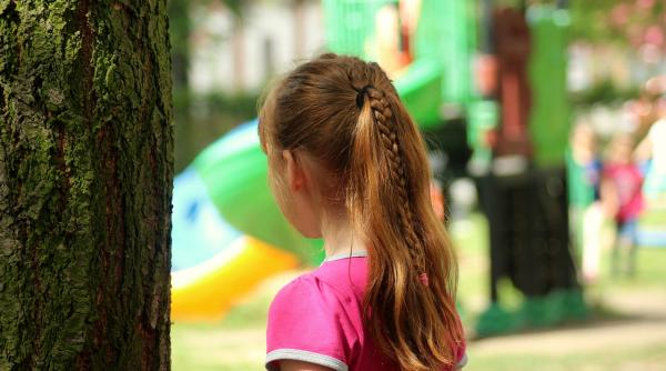 fetita din timisoara batjocorita de parinti timp de cinci ani sotii au fost retinuti