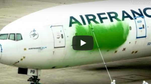 protest ecologist greenpeace avion vandalizat pe aeroportul charles de gaulle din paris video