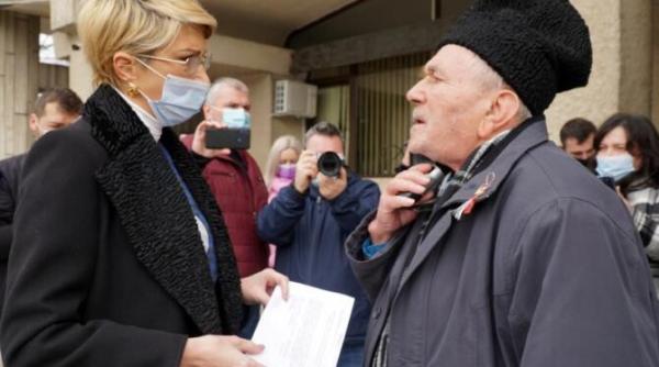 un pensionar i a dat ministrului raluca turcan o ciocolata pentru ca i a ascultat problemele