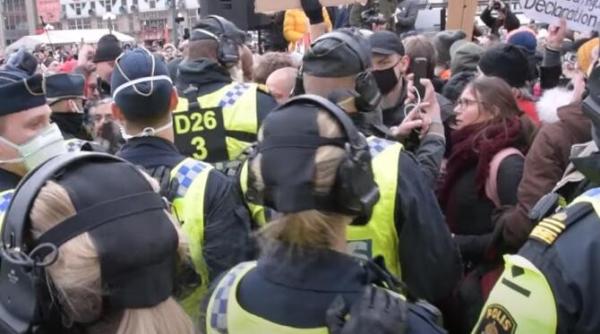 protest cu scandal in stockholm suedezii au iesit in strada impotriva restrictiilor video