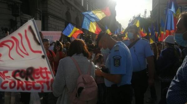 capcana pentru oamenii care protesteaza impotriva vaccinarii si a pasaportului covid