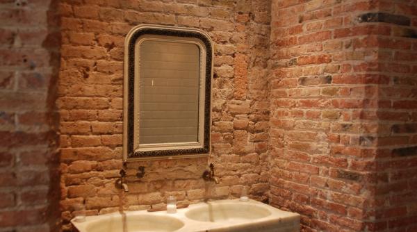 video viral descoperirea facuta de o tanara din new york in spatele oglinzii din baie