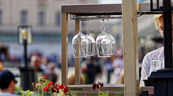 viral suma castigata de o barmanita din sua dupa 71 de ore de munca