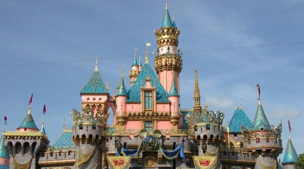 california permite redeschiderea parcurilor de distractii precum disneyland