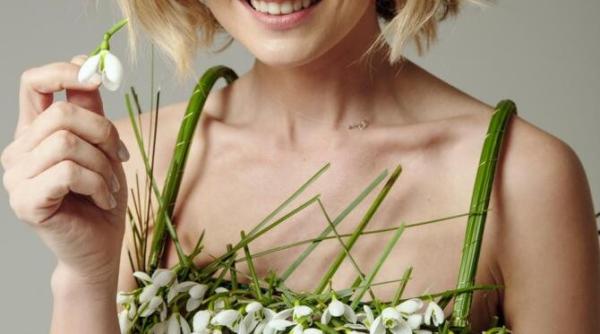 de 8 martie nicu bocancea a construit o rochie din 5000 de ghiocei pentru actrita ioana blaj