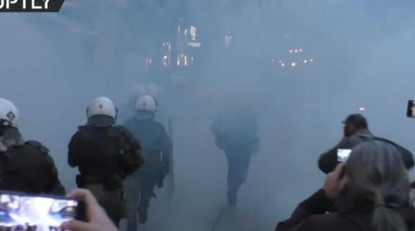 noi ciocniri violente intre protestatari si politie grecii s au saturat de restrictii video