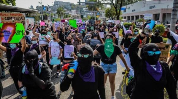 mexic manifestante care protestau impotriva feminicidului infruntate de politisti cu gaz lacrimogen