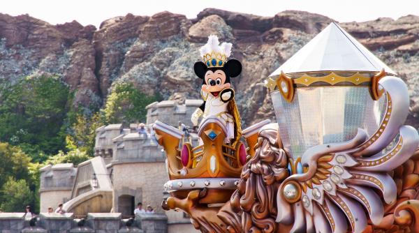 parcurile de distractii disneyland s ar putea redeschide pana la sfarsitul lunii aprilie