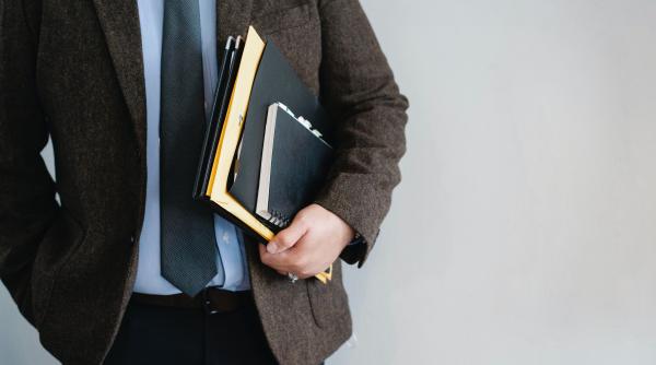 situatie fara precedent la ministerul sanatatii  omul se bate cu dosarul pentru functiile de conducere   document