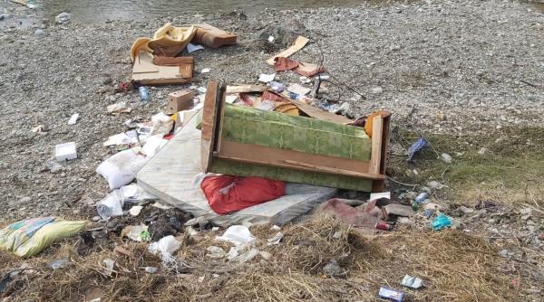 a aruncat gunoiul dar a fost prins a fost pus sa l stranga si sa si plateasca 1 000 de lei amenda