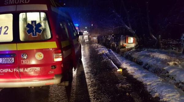ambulanta rasturnata dupa ce a derapat  transporta o minora gravida