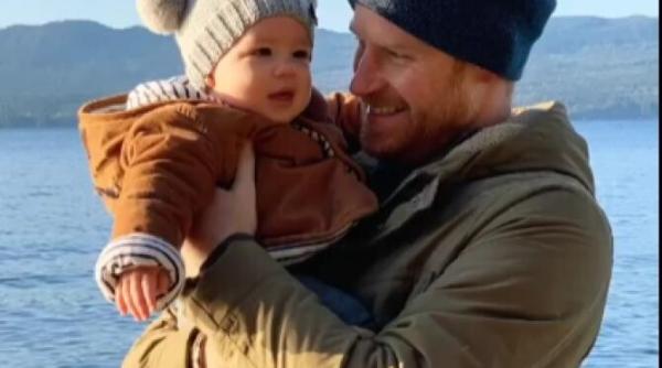 archie fiul lui harry si meghan nu a primit titlul de print la fel ca verii sai care este adevaratul motiv