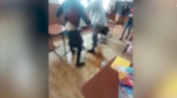 eleva din arges batuta crunt de un coleg chiar in incinta scolii ceilalti colegi aplaudau