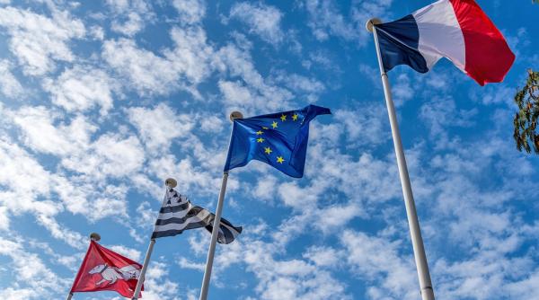 ministrul de externe francez este in carantina desi a avut un test negativ